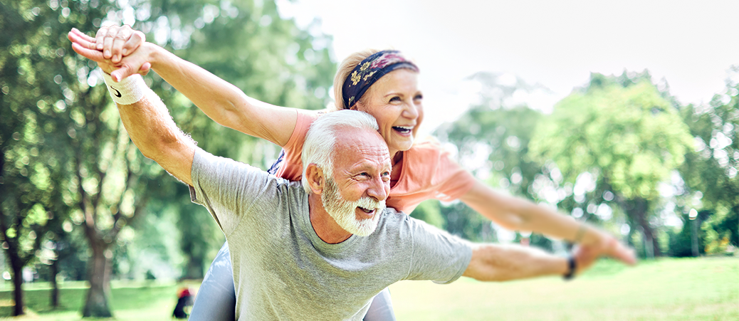Para seniorów aktywnie spędzająca czas w parku